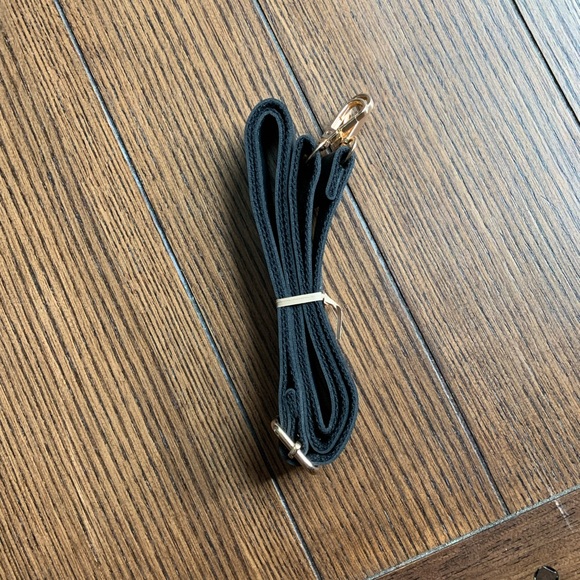 Black medium shoulder bag. - Picture 8 of 12